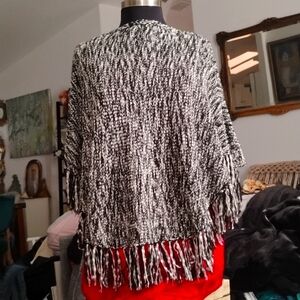 Elon shawl black and white